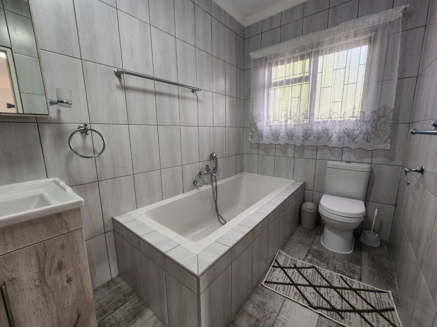 5 Bedroom Property for Sale in Fraaiuitsig Western Cape